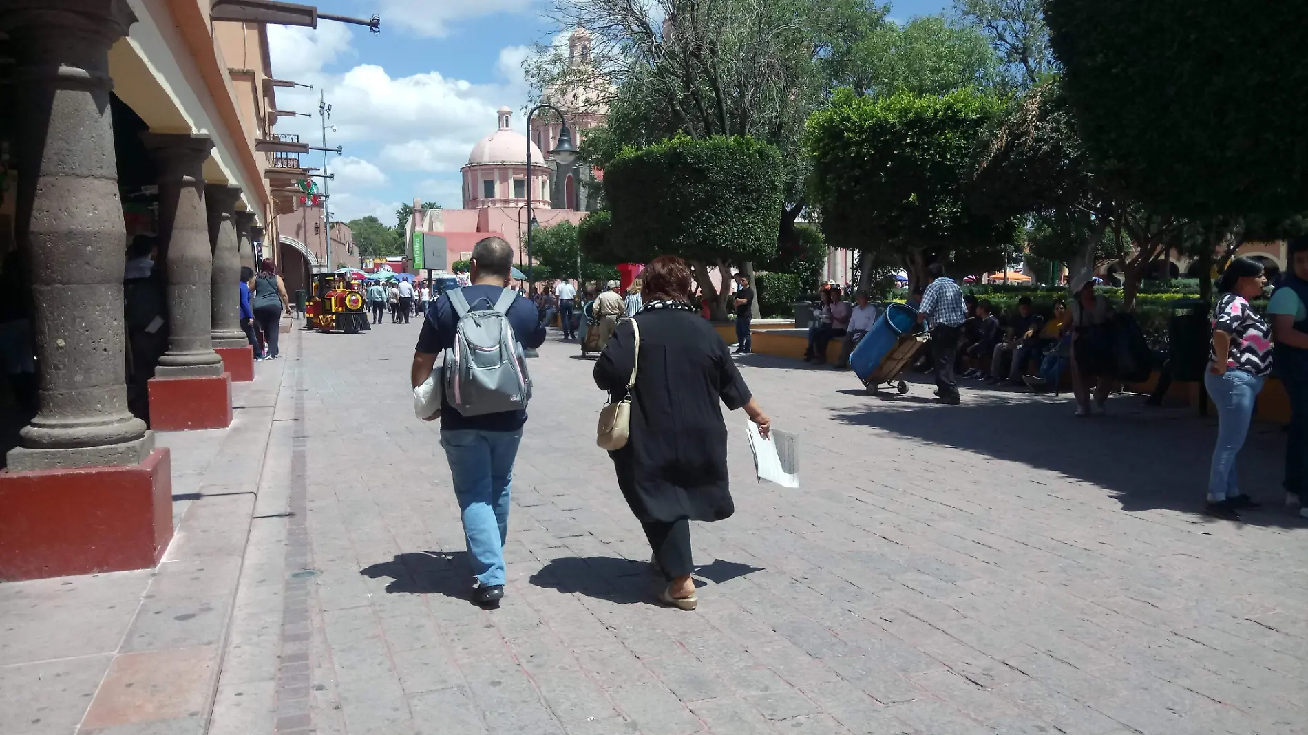 Verifican que turistas porten cubrebocas al llegar al municipio de Tequisquiapan.